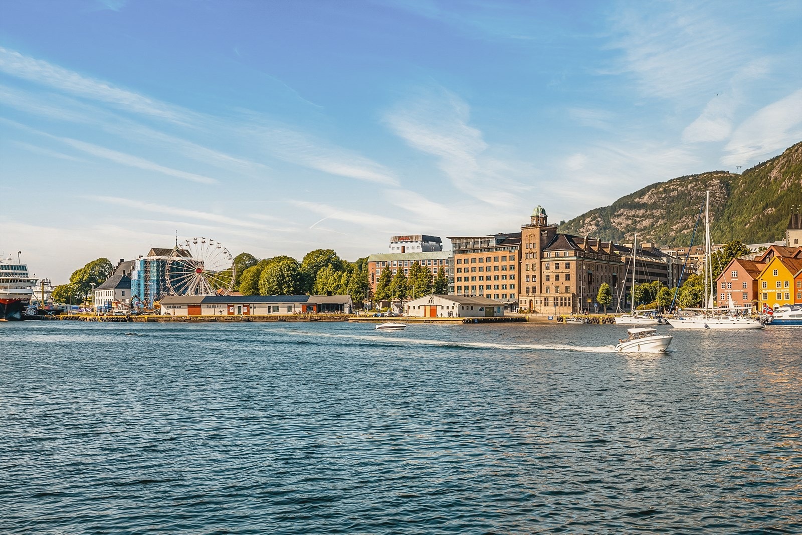 - Kort vei ned til bryggen for å nyte god mat og drikke på solfylte dager - Galleribilde
