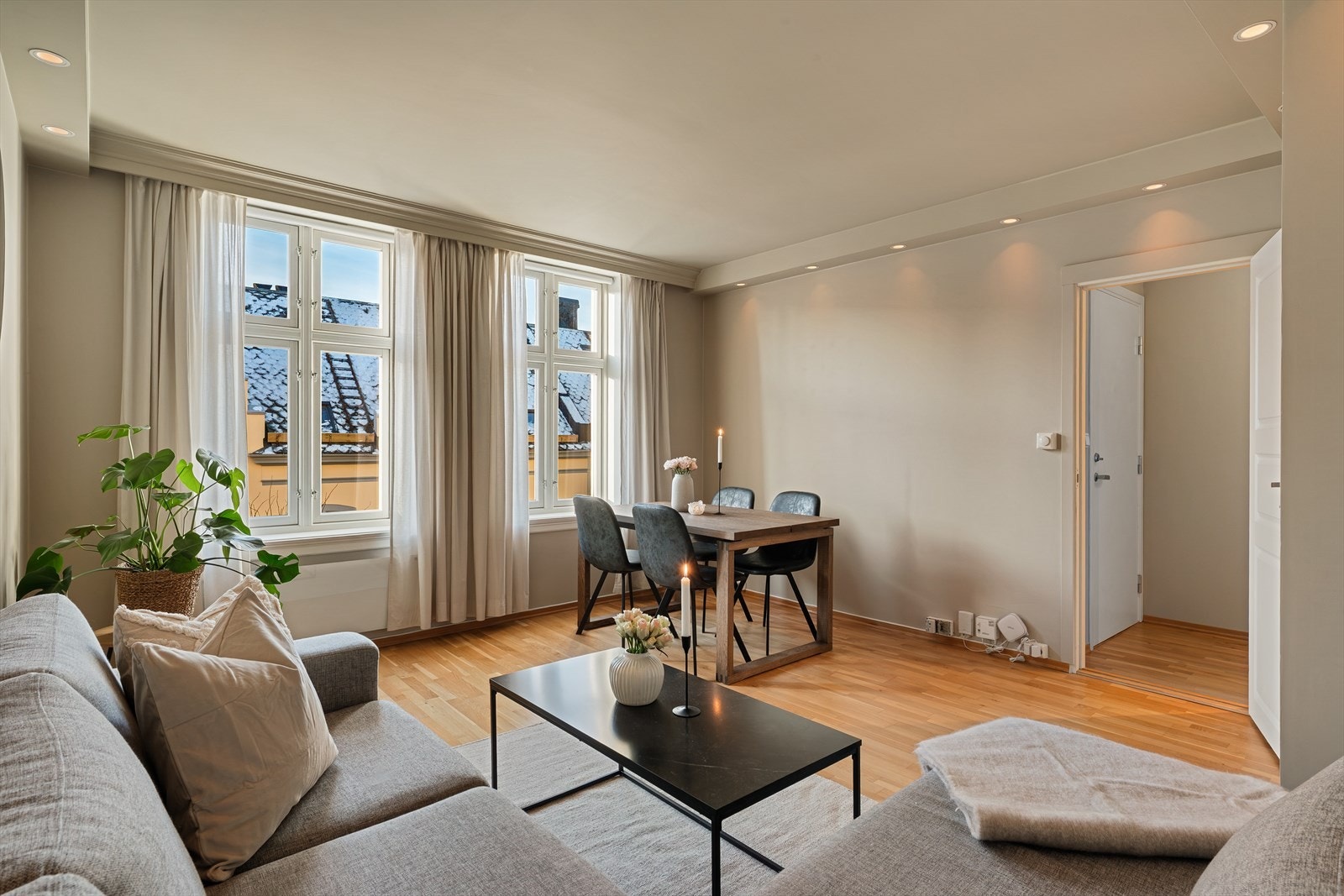 - Stuen måler 16,5 m², og har plass til sofagruppe og spisebord i egne soner - Galleribilde