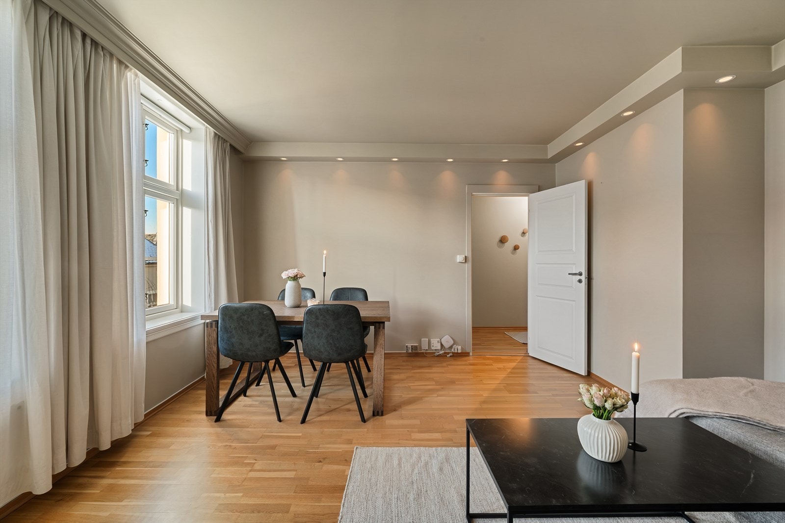 - Merk deg de brede listene ved vinduet som gjør at gardinene skjules på en fin måte - Galleribilde