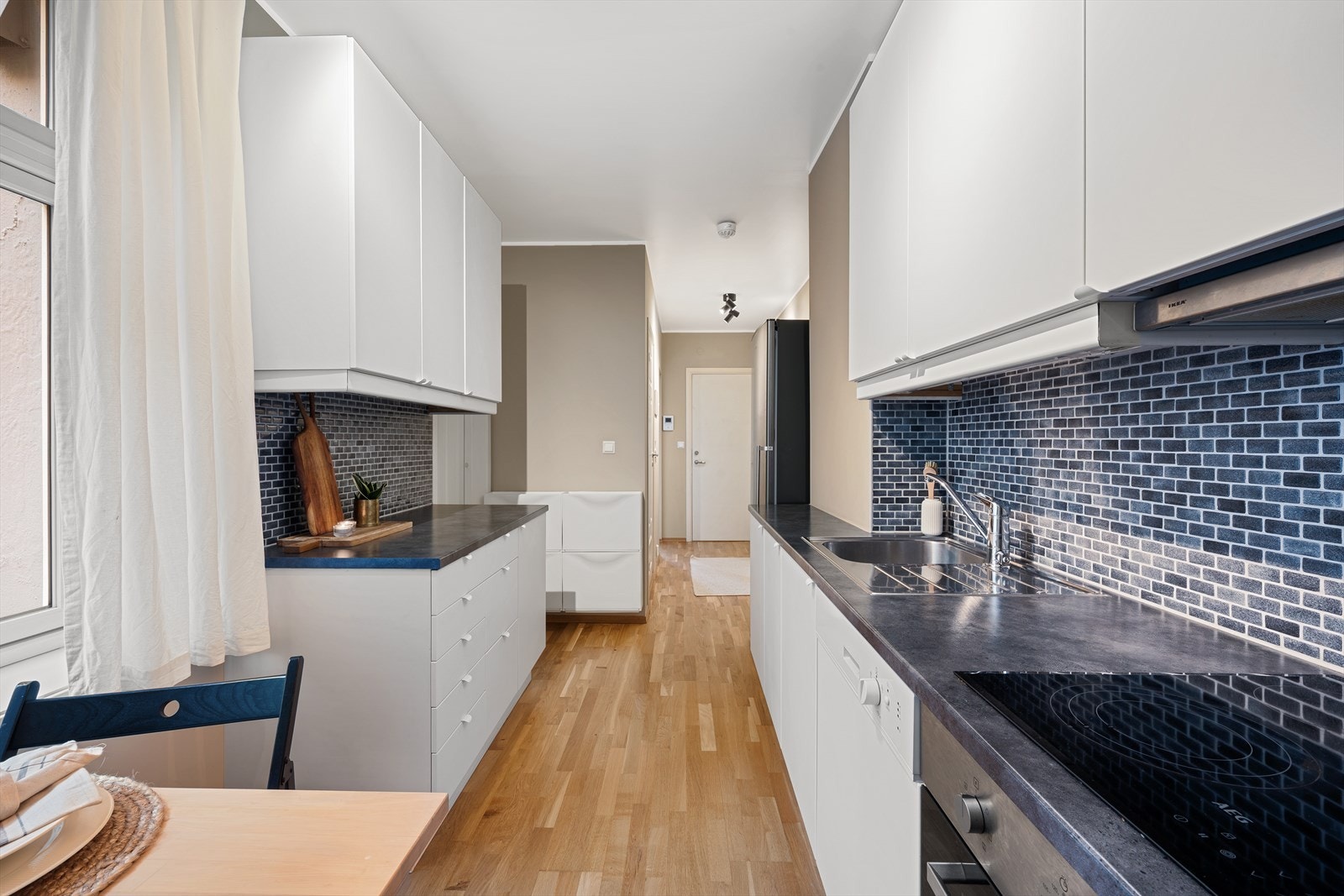 - Det er integrert stekeovn, oppvaskmaskin og platetopp - Galleribilde