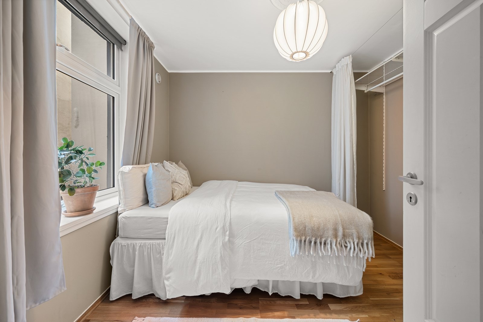 - Soverommet er av god størrelse, og har plass til seng og tilhørende møblement - Galleribilde