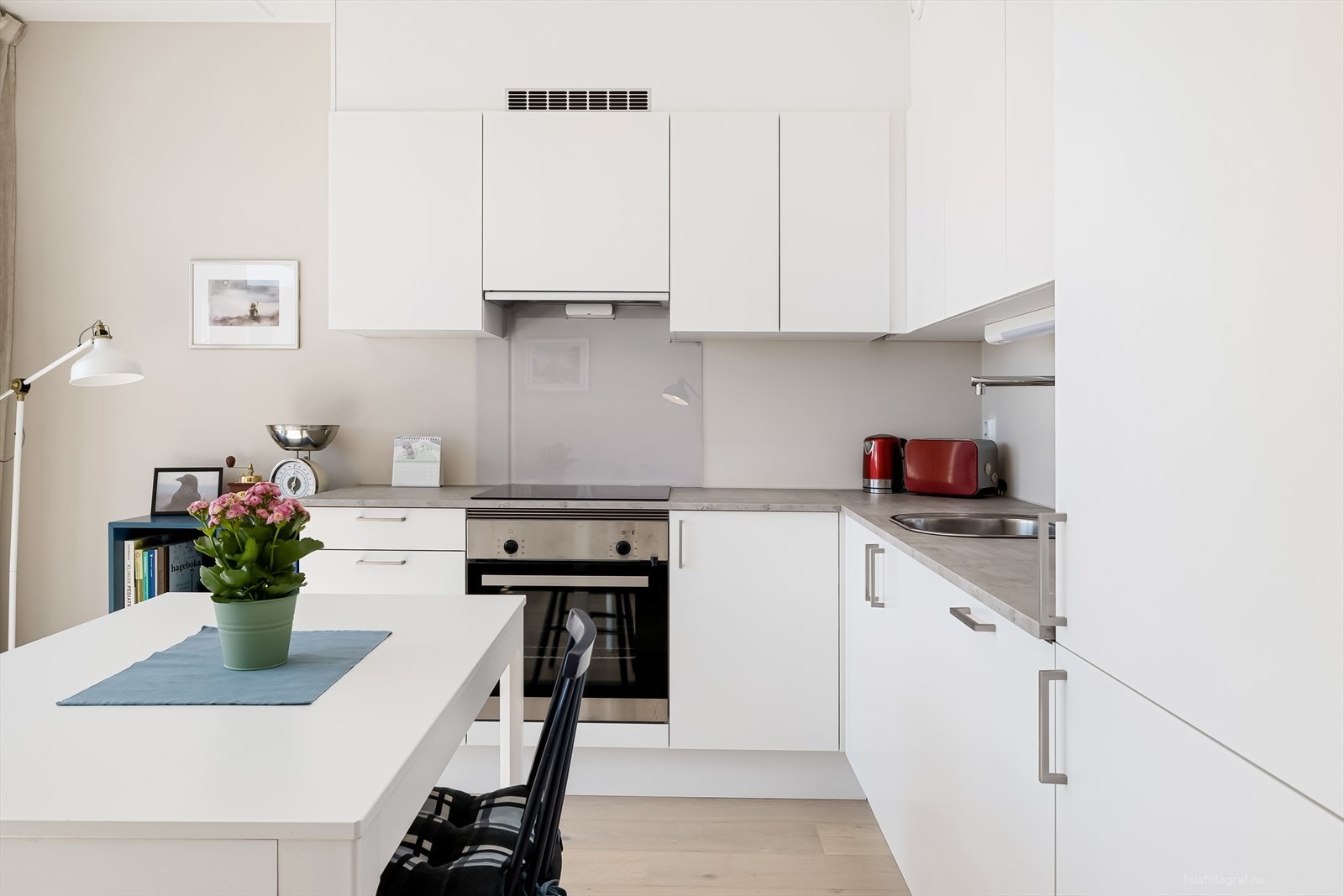 Integrerte hvitevarer som kjøl/fryseskap, oppvaskmaskin, platetopp, stekeovn, vannstoppsystem og komfyrvakt Galleribilde