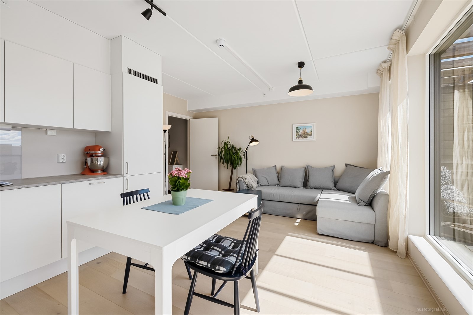 Leiligheten har en åpen stue- og kjøkkenløsning Galleribilde