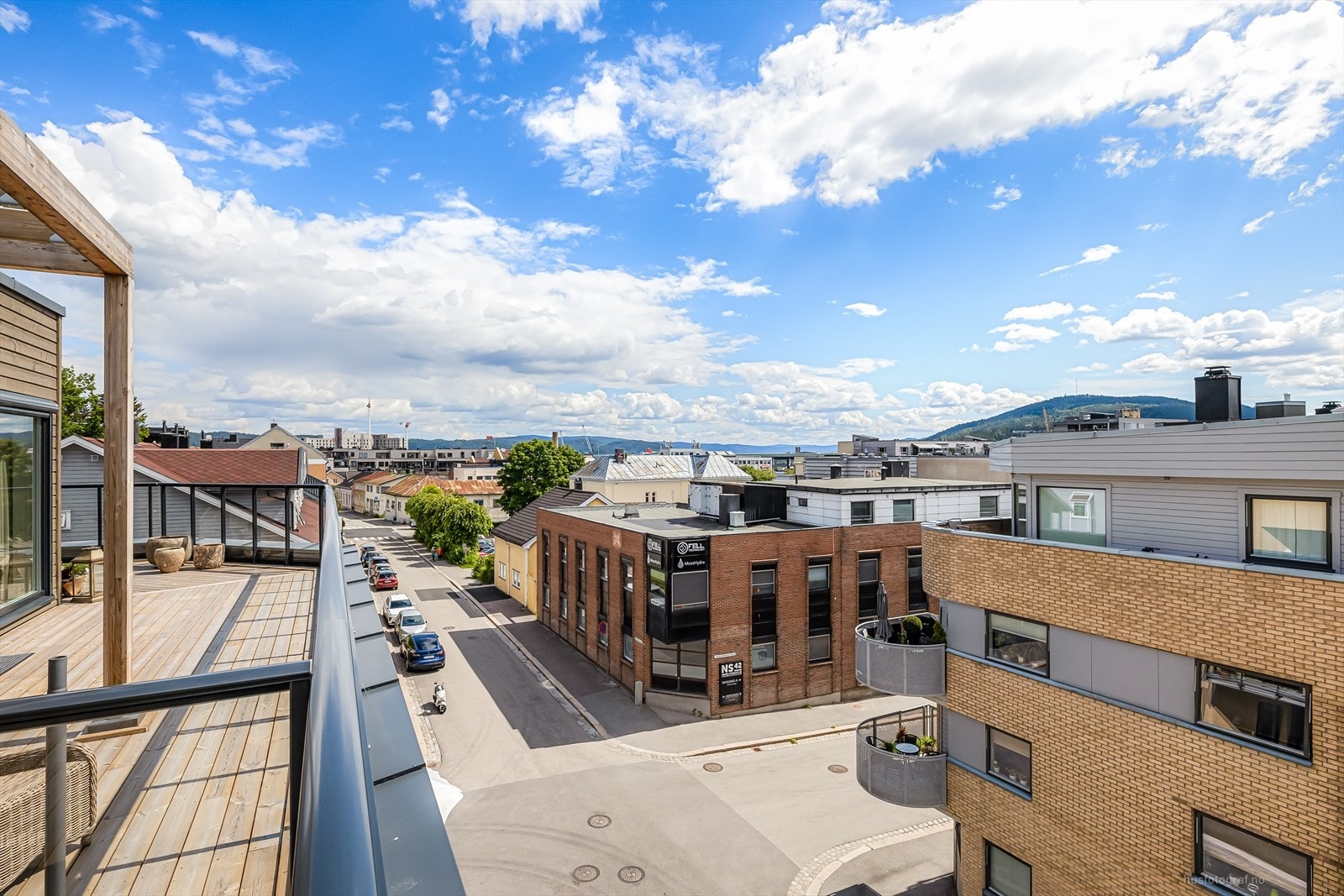 Det er bare noen minutters gange til caféer, restauranter, butikker, kjøpesenter, offentlig kommunikasjon og fine turmuligheter både langs elva og i marka, samt kort gange til den nye sykehuset som bygges på Brakerøya og skal stå ferdig ca. 2025 Galleribilde