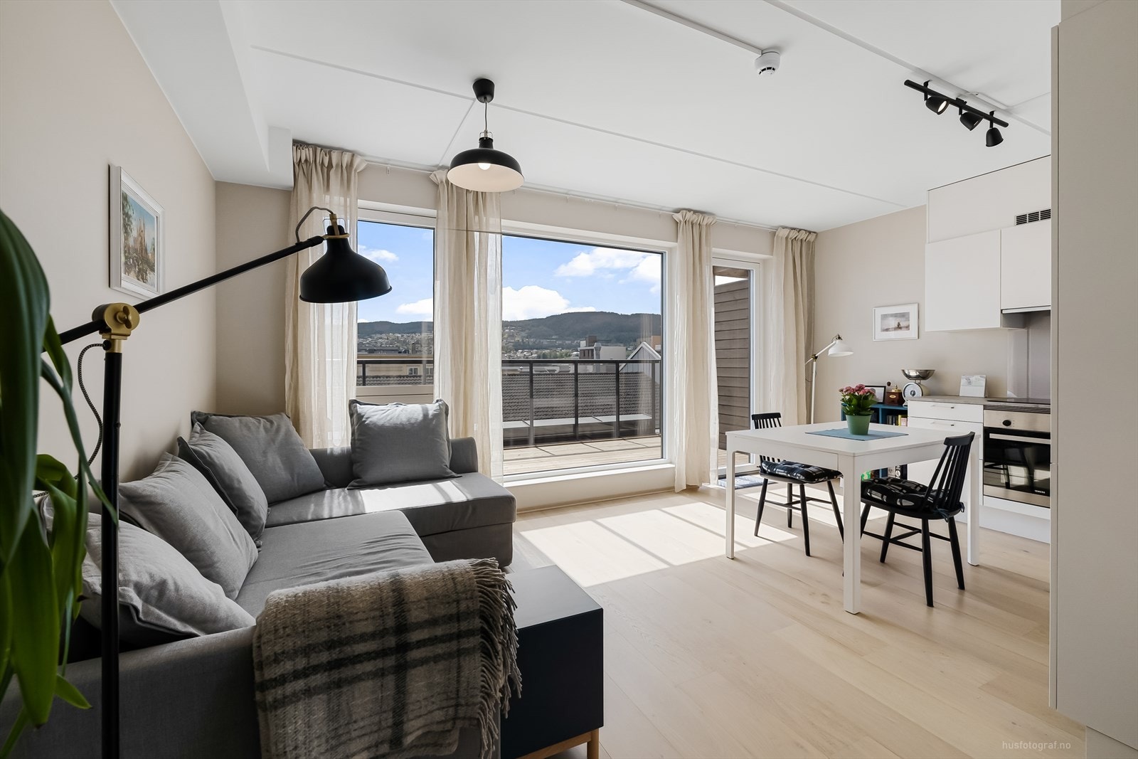 Helt ny og toppmoderne leilighet i 2023 med ca 2,7m takhøyde i stuen, vannbåren varme i gulv, flott 1-stavs parkett og en fin utsikt! Galleribilde