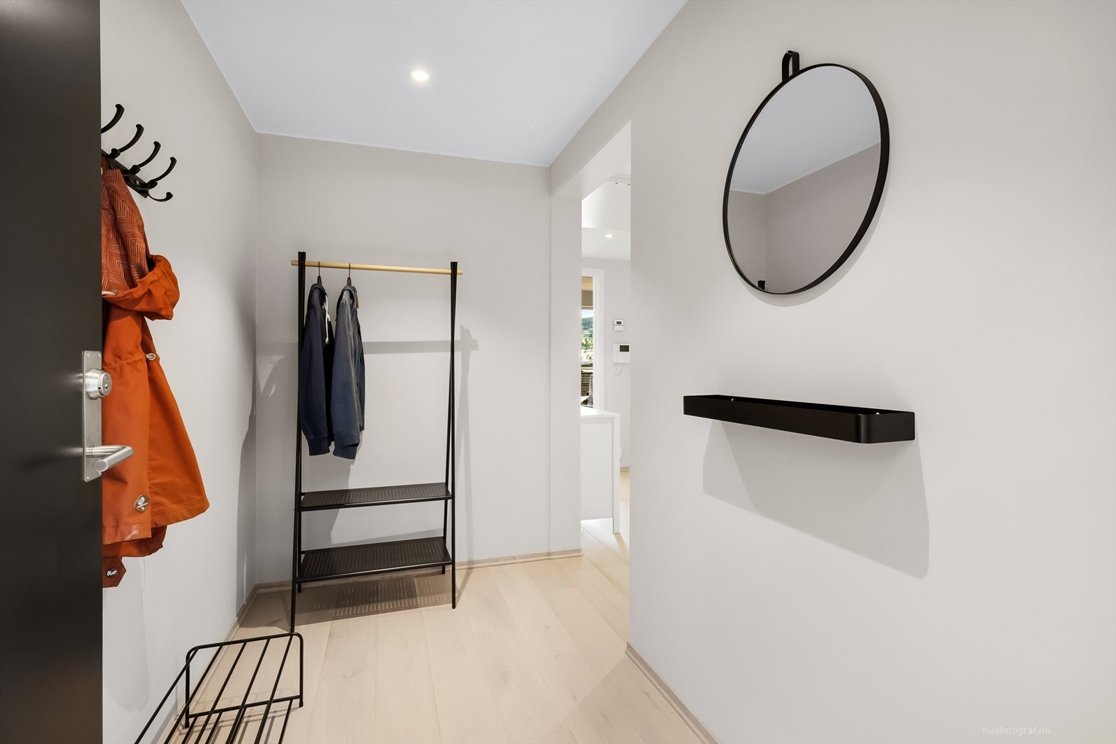 I entré er det god plass til å henge fra seg yttertøy Galleribilde