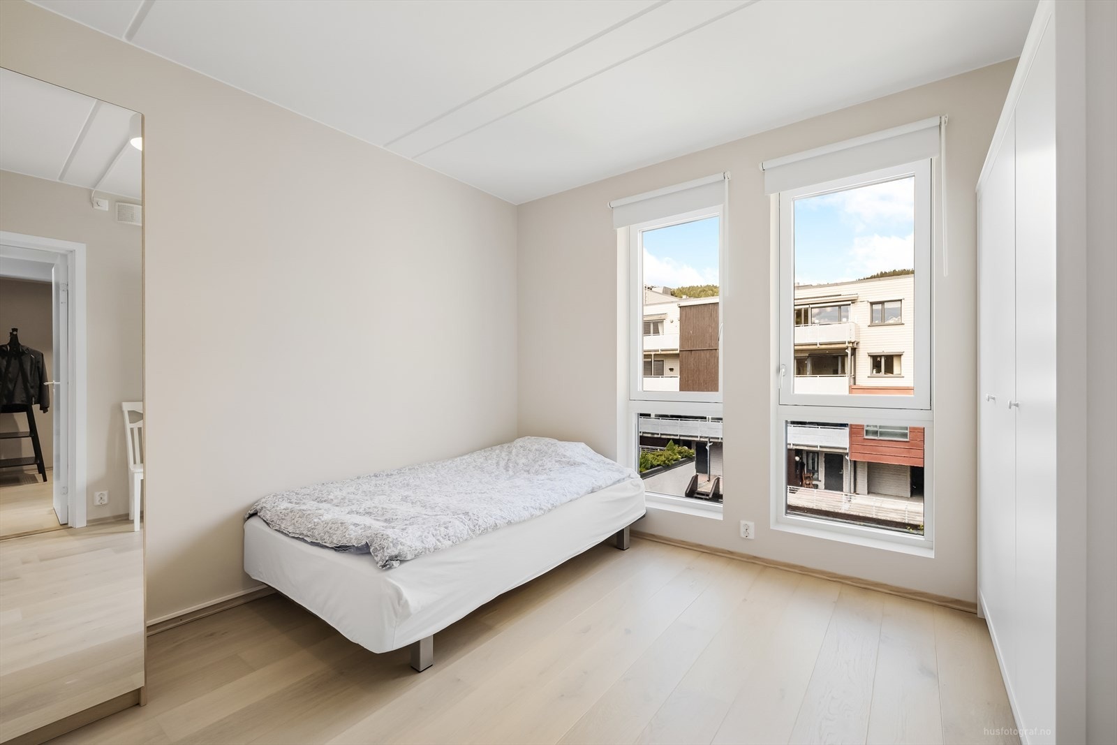 Stort soverom som er lyst og luftig med god plass til dobbeltseng om ønskelig Galleribilde