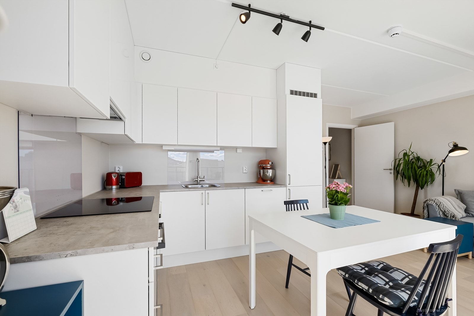 Tidløst kjøkken med glatte fronter og benkeplate i laminat Galleribilde