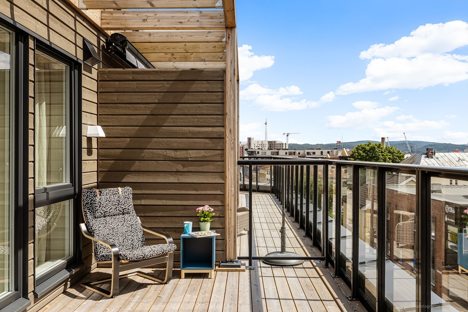 Terrassen har god plass til utemøbler Galleribilde