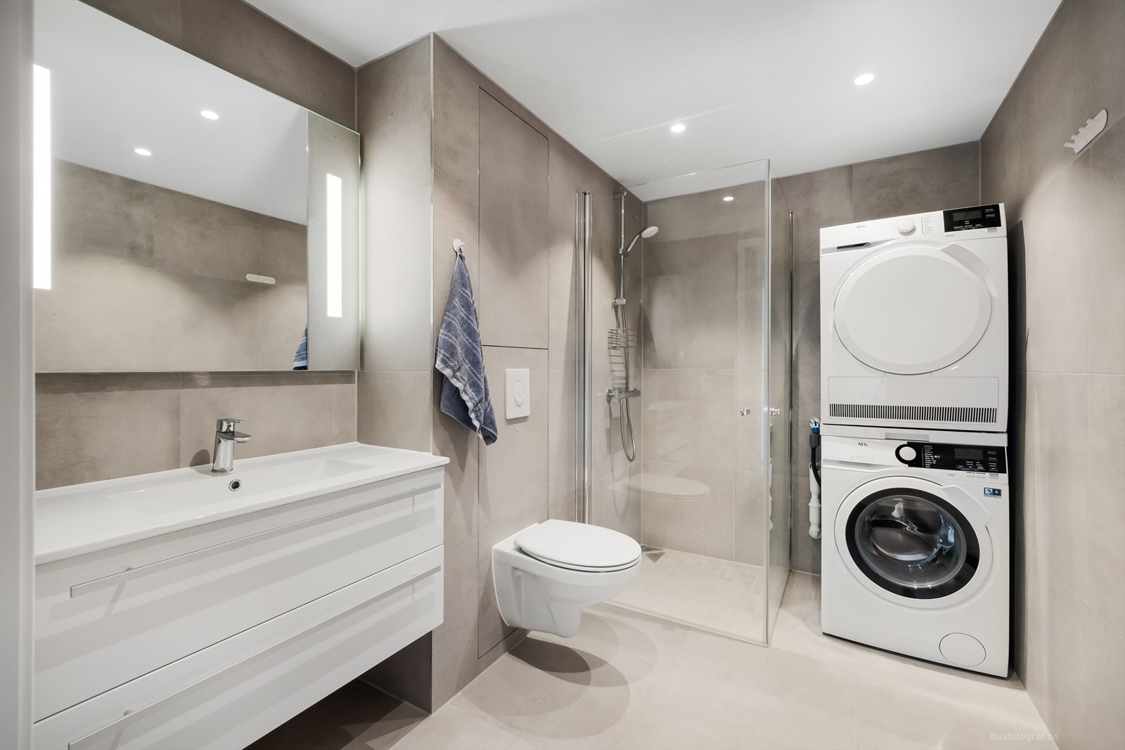 Meget delikat bad med moderne fliser, tidløs innredning og varmekabler i gulv Galleribilde