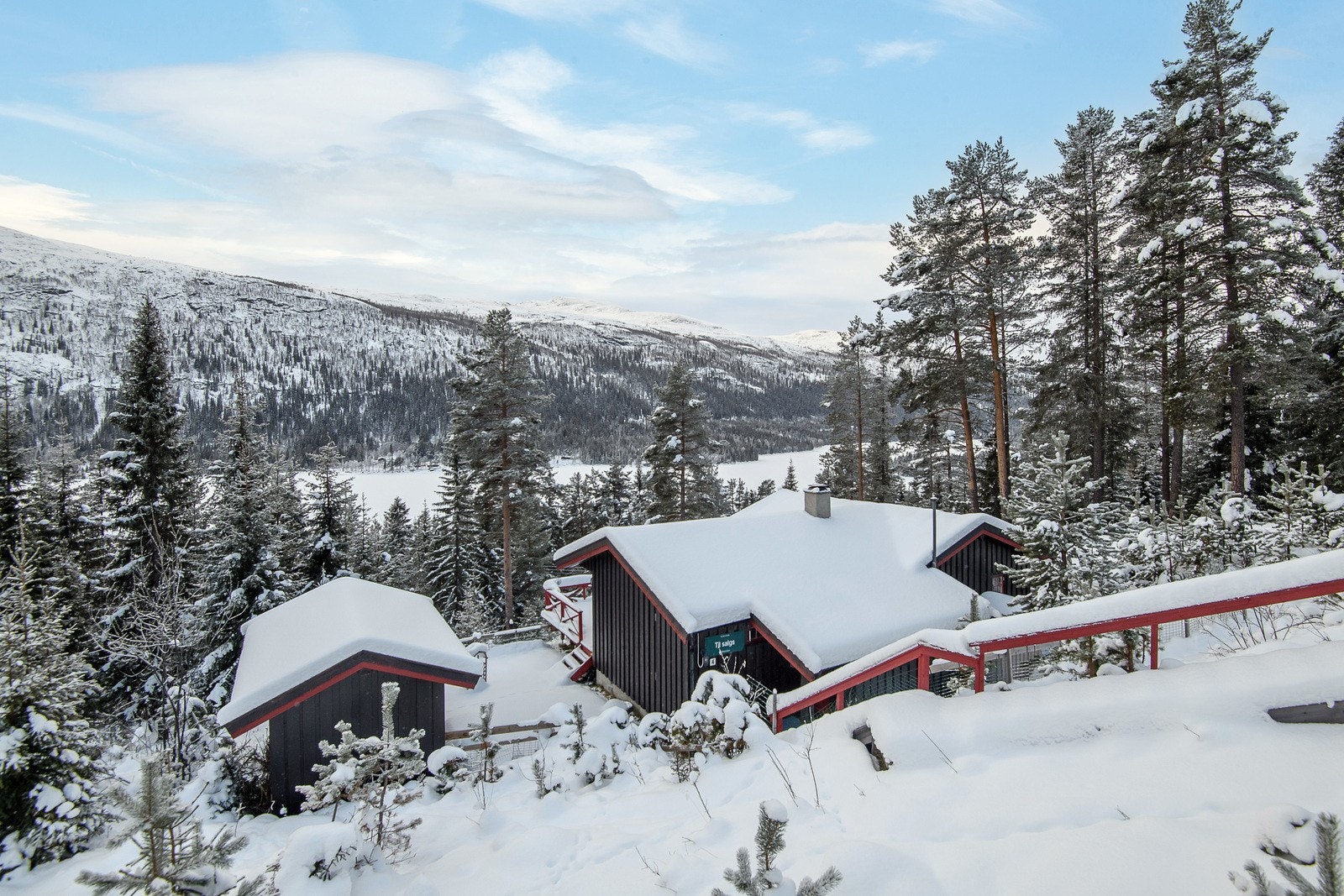 I tillegg til fritidsbolig er eiendommen bebygget med uthus på 8 m2 m/utedo og bod-rom. Galleribilde