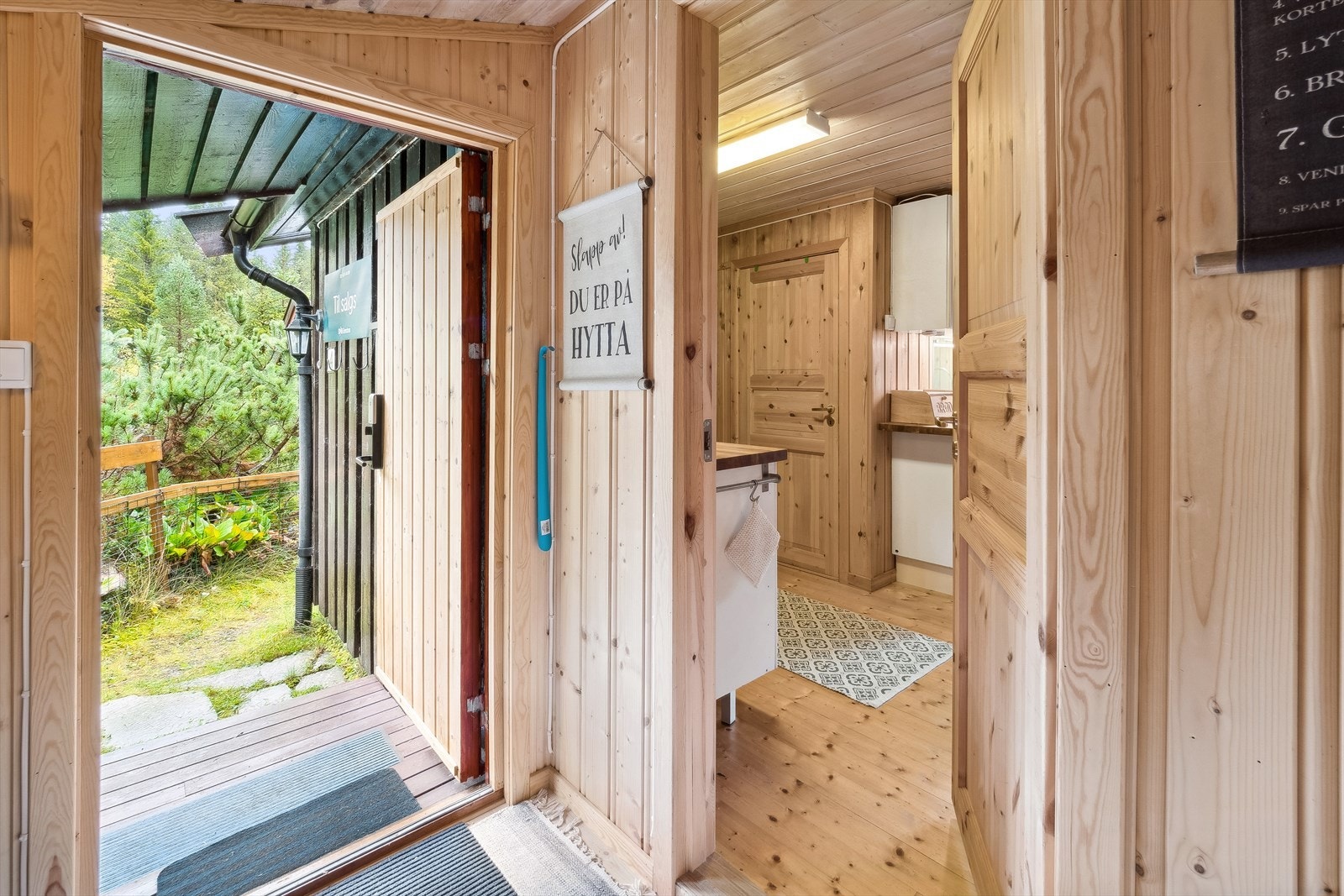 En lun og hyggelig entré ønsker deg velkommen inn i hytta. Galleribilde