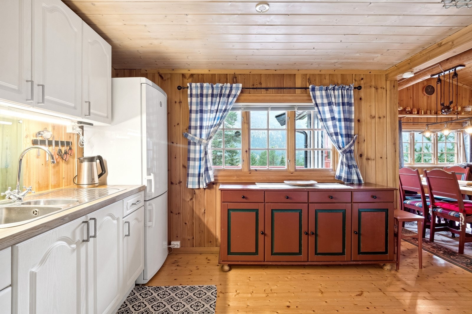 Kjøkkenet ligger i åpen løsning til stue. Galleribilde