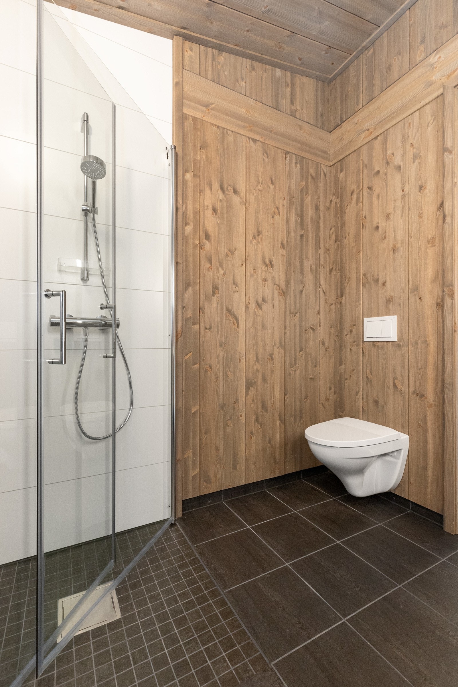 Begge bad med flislagte gulv og dusjnisje Galleribilde