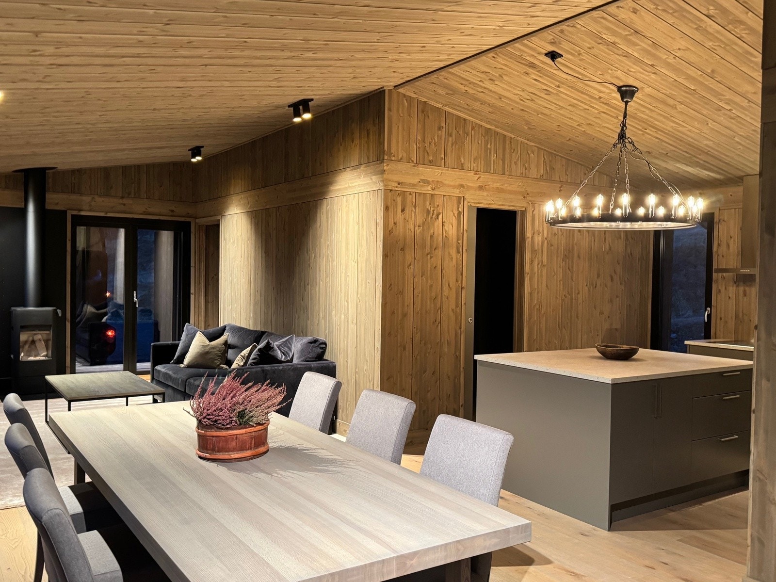 Spisbord med fin tilknytning både til kjøkken og stuedel Galleribilde