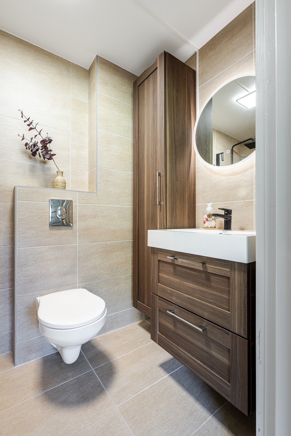 Innredning på bad som blender godt inn på fjellet. Galleribilde