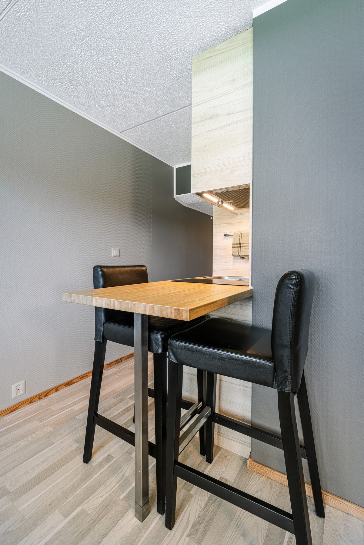 Liten spisekrok ved kjøkkenbenken. Galleribilde