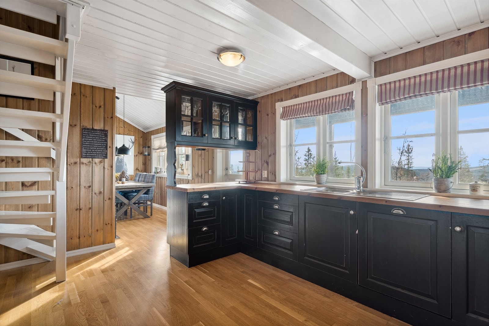 Barløsning fungerer som dels romskille inn mot stue og spiseplass Galleribilde