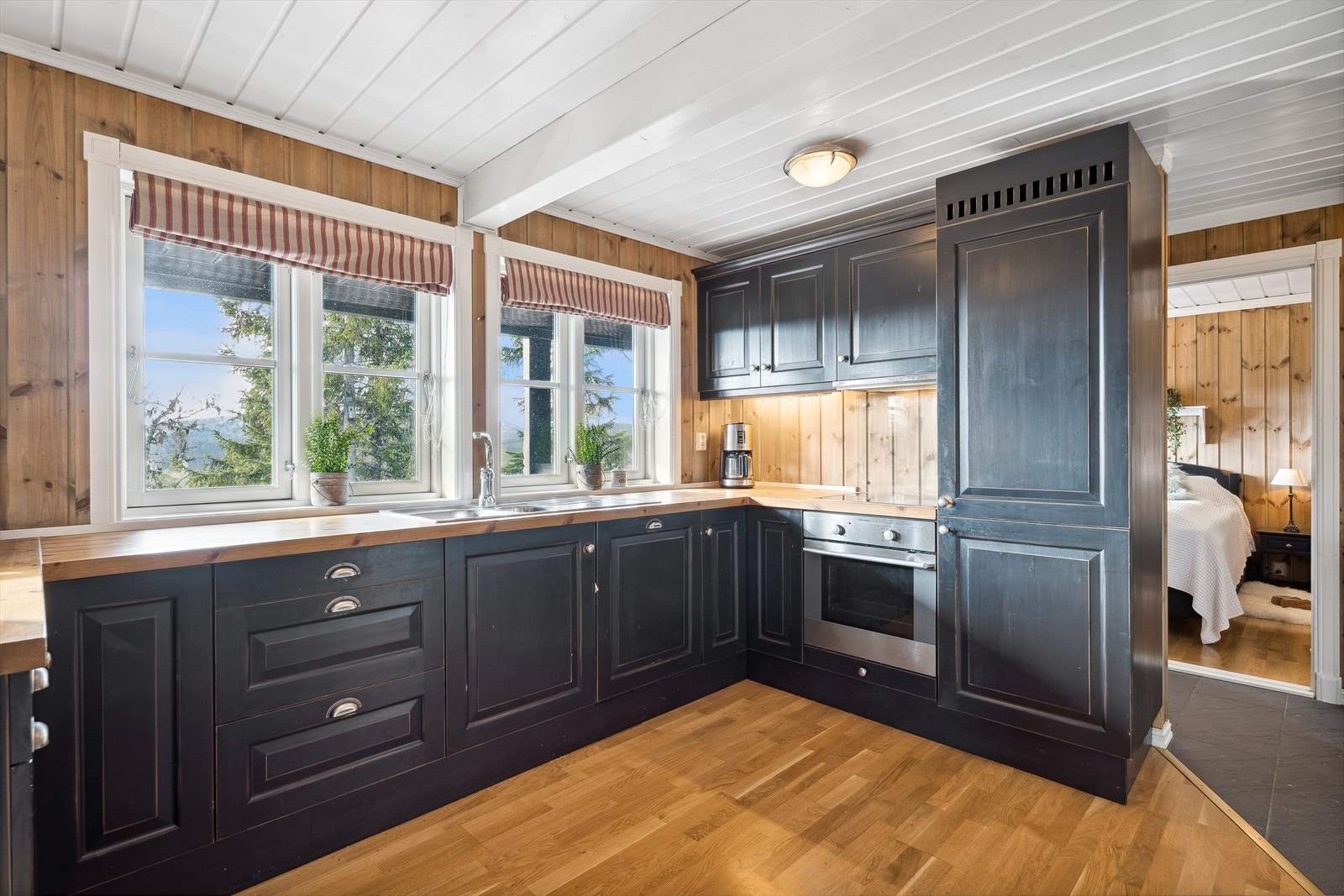 Heltre kjøkkeninnredning med integrerte hvitevarer - God arbeidsyte og flott utsikt Galleribilde