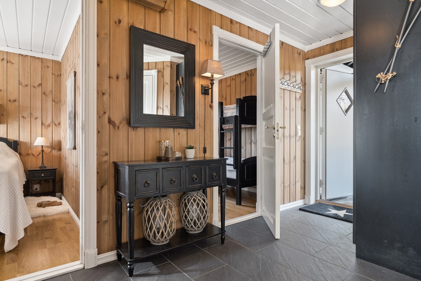 Velkommen inn i denne innbydende fritidsboligen fra 2012 Galleribilde