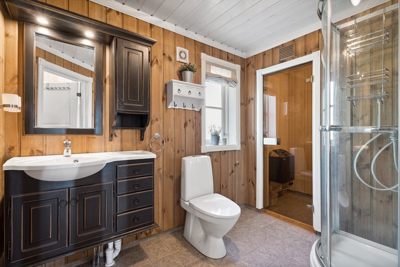 Bad med elektrisk gulvvarme - Adkomst til badstue - Opprinnelig bod/teknisk rom benyttes som vaskerom , dette er ikke søkt bruksendret Galleribilde