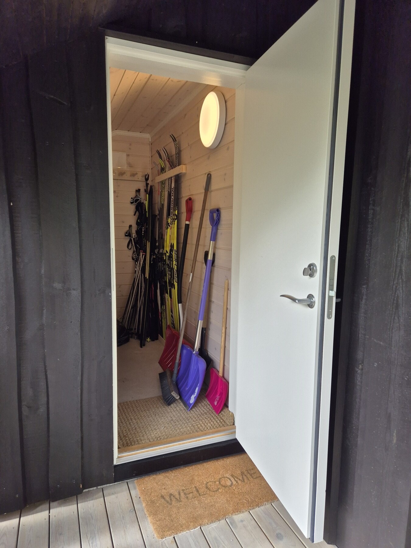 Bod ved inngangspartiet med plass til ski, sykler og utstyr. Galleribilde