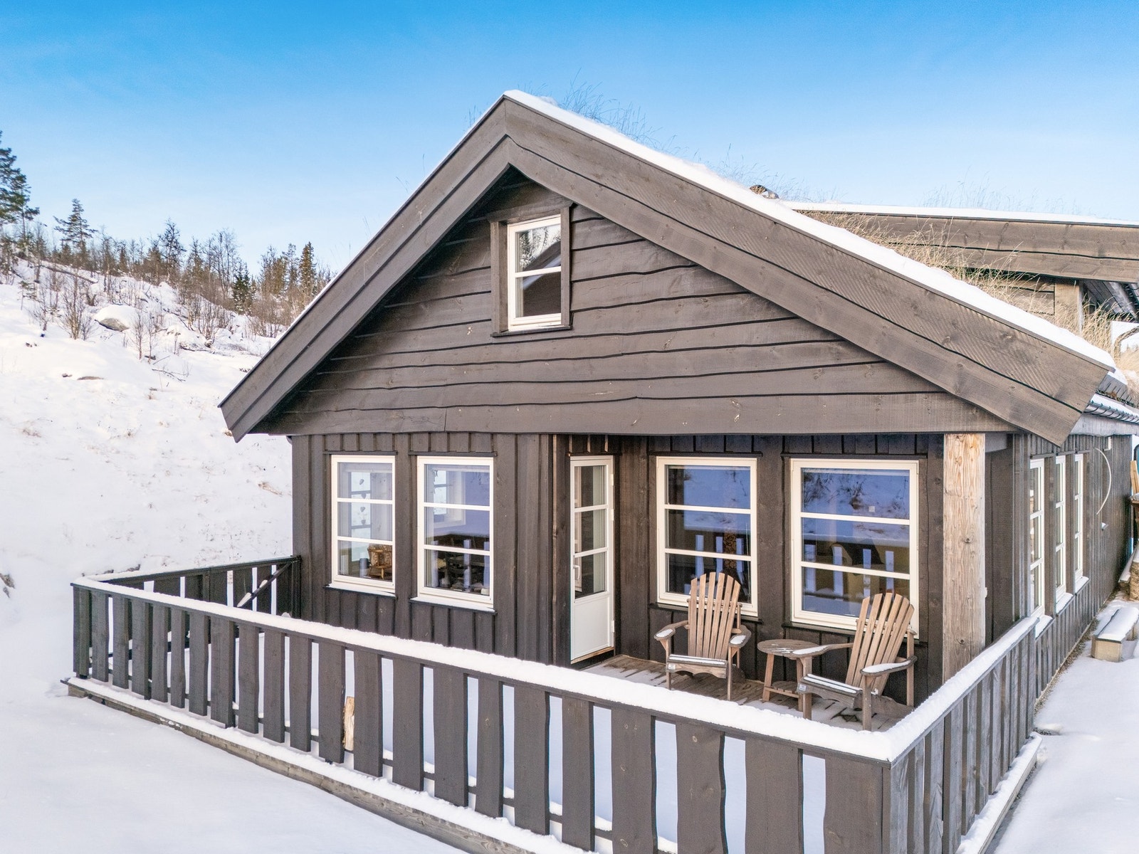 Hytta har et fint uteområde med en terrasse som kan nytes året rundt! Galleribilde