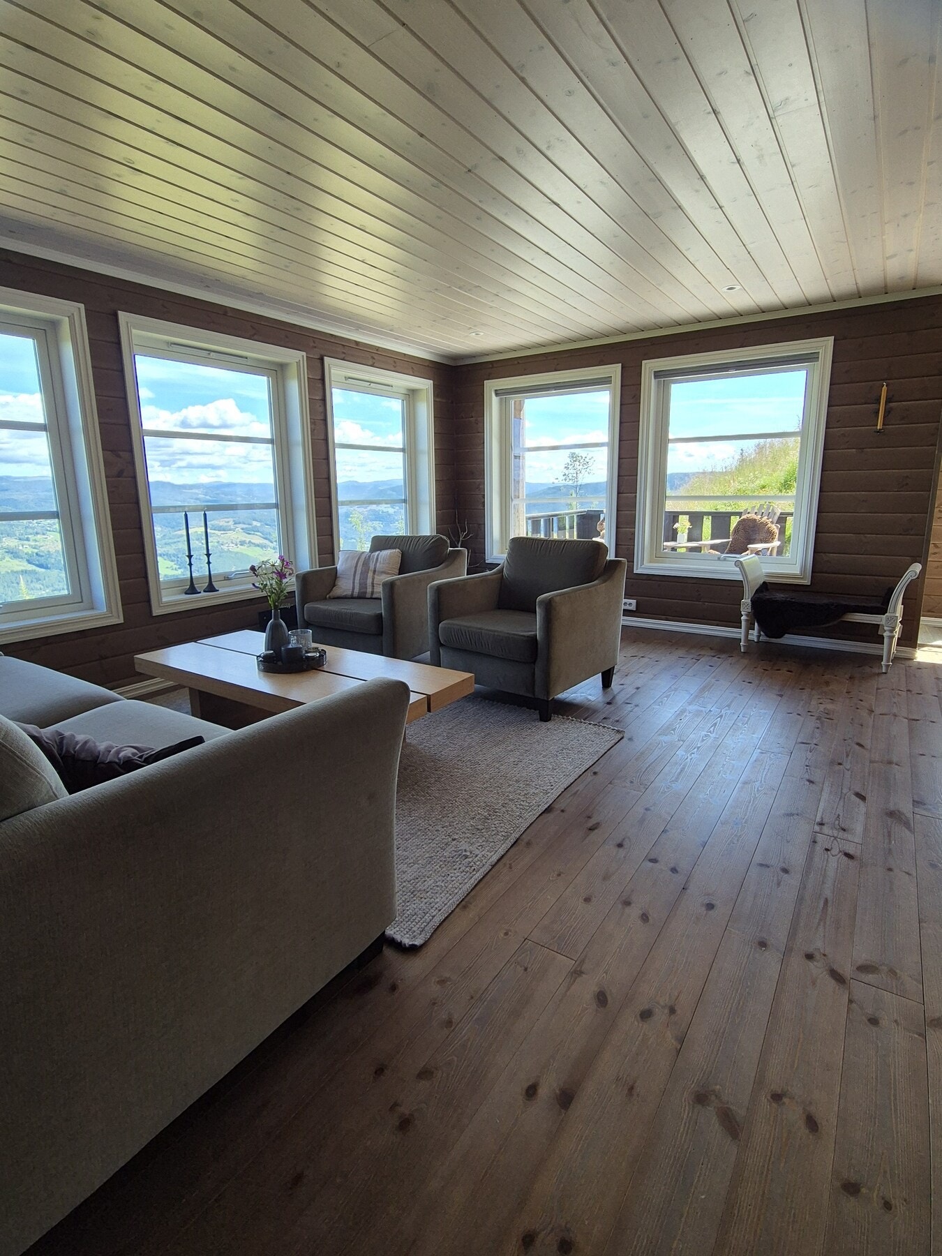 Åpen stue- kjøkkenløsning av god størrelse. Galleribilde