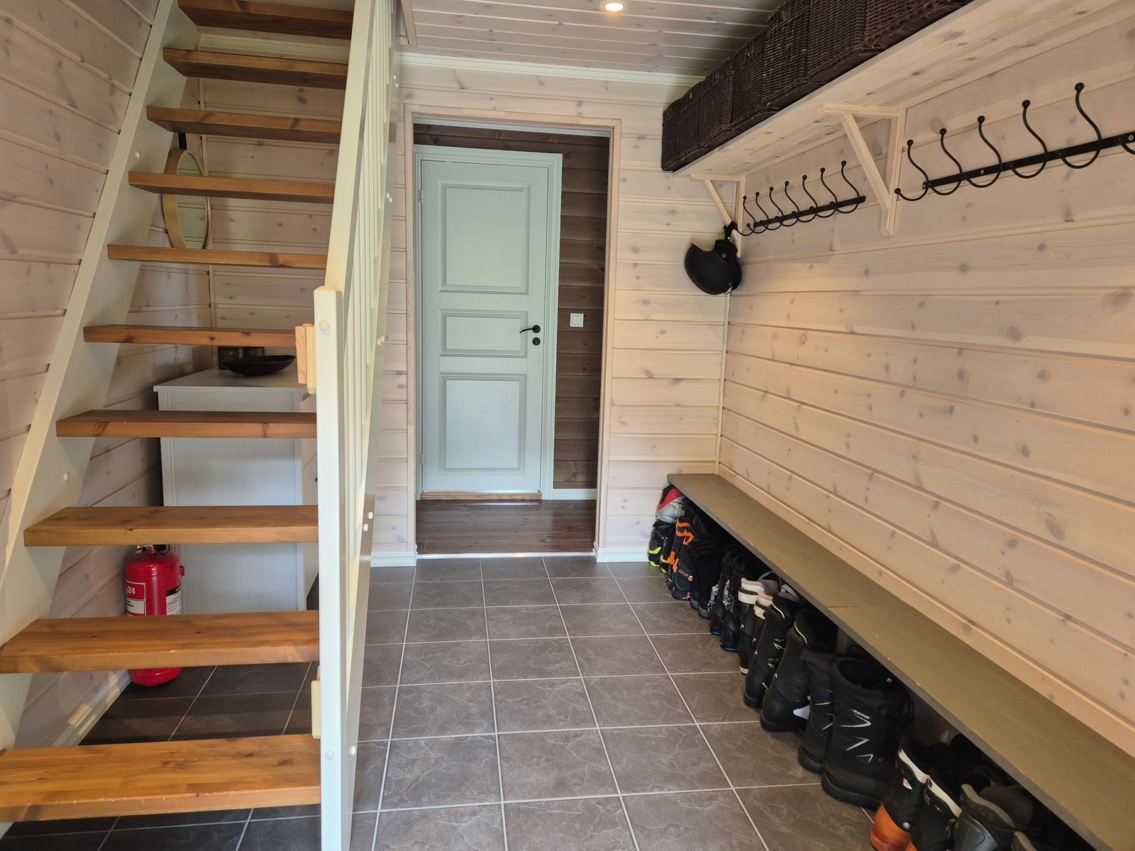Romslig entré/gang med god plass til yttertøyet. Det er også mulighet for garderobeløsning. Galleribilde