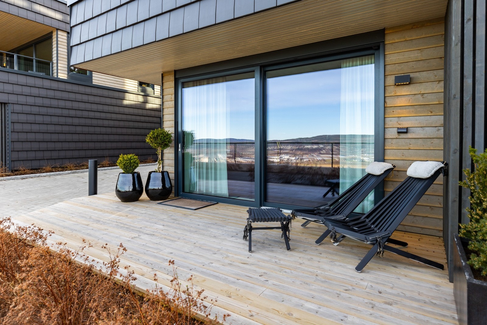 Størrelsen gir plass til spisebord og loungegruppe, hvor deler har overbygg som gir mulighet for skygge og ly. Galleribilde