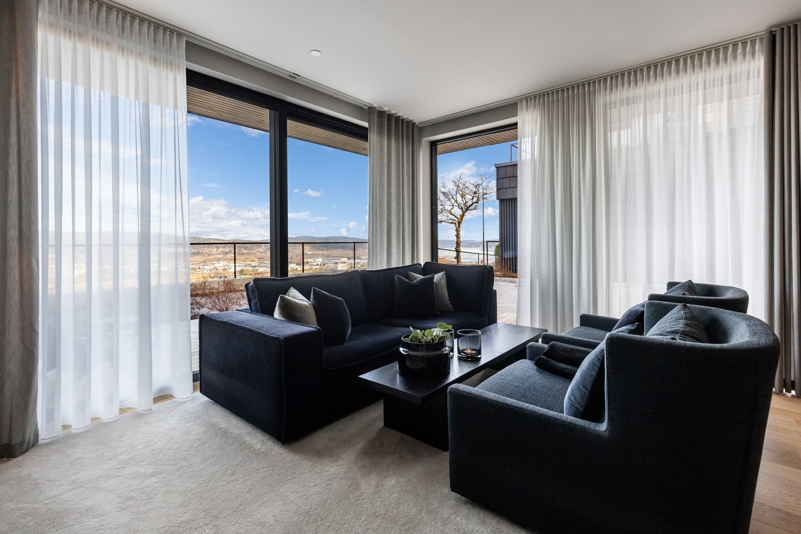 Den fine hjørnebeliggenheten gir mye naturlig lys inn i leiligheten. Galleribilde