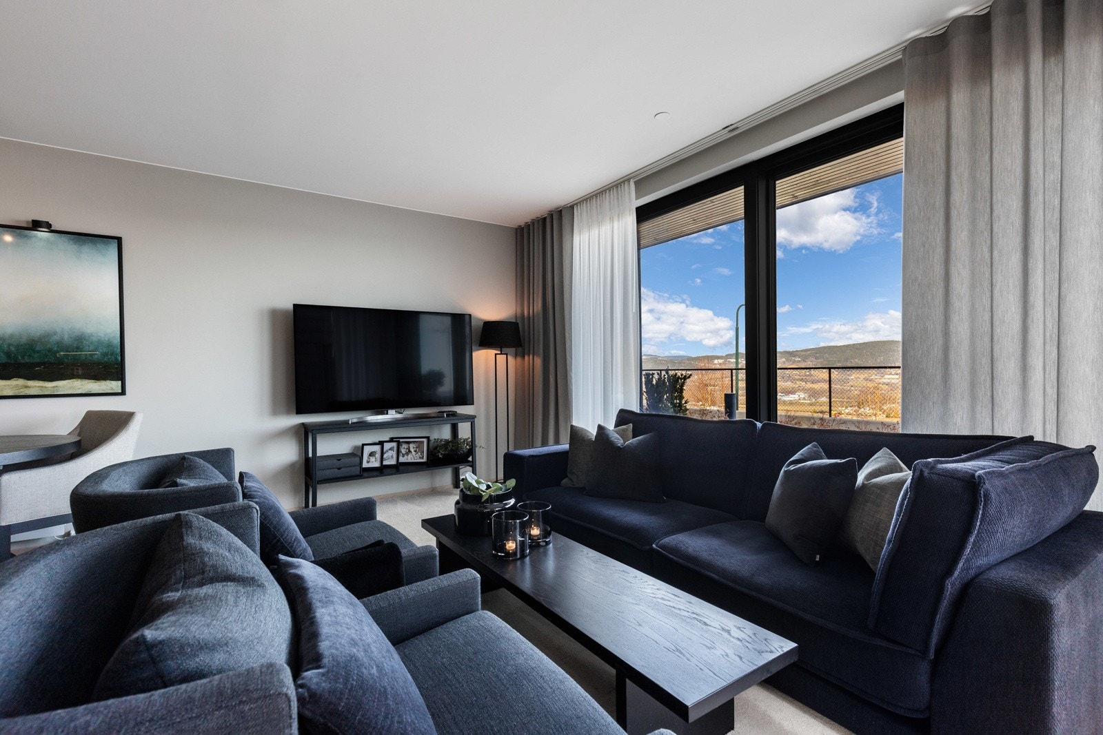 I stuesonen er det god plass til sofa og mediestasjon. Galleribilde