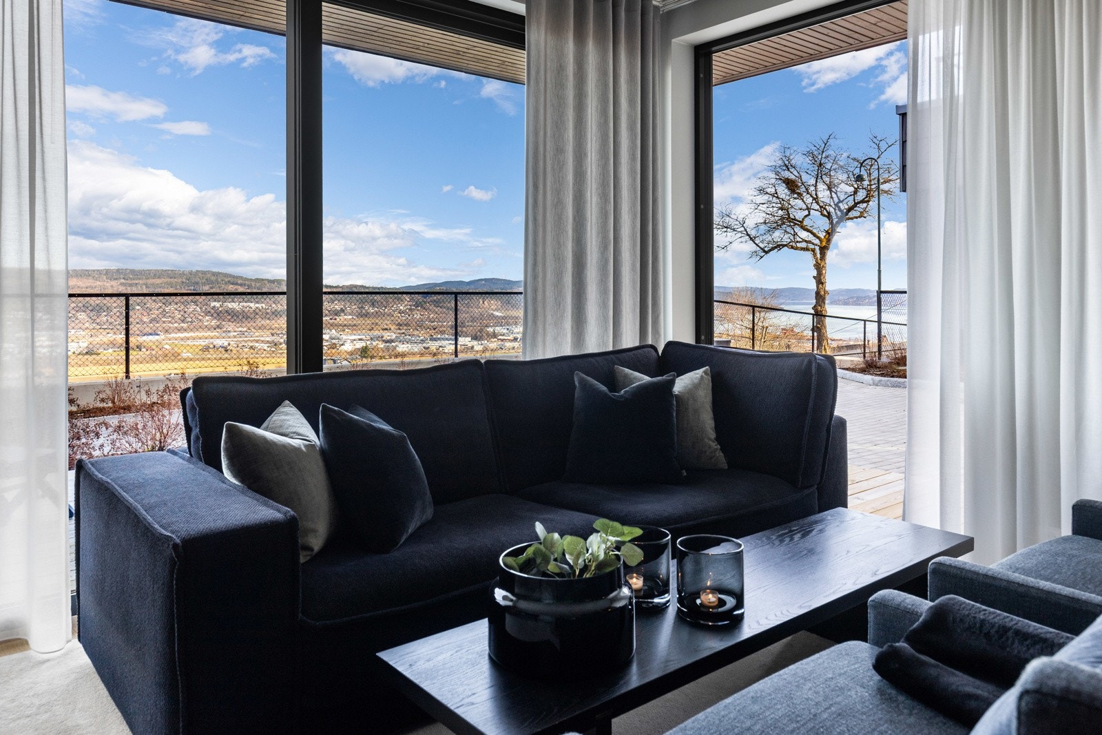 I tillegg til flott utsikt, sørger også vinduene for rikelig med innslipp av dagslys. Galleribilde