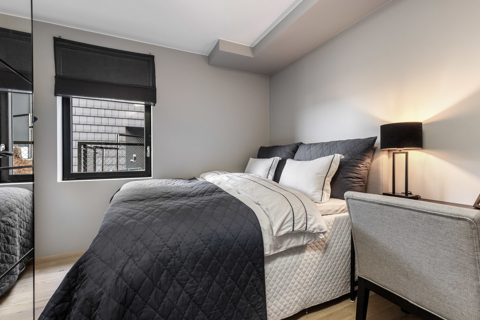 Leiligheten har to tiltalende soverom og et stort, innredet rom med adkomst til badet. Galleribilde