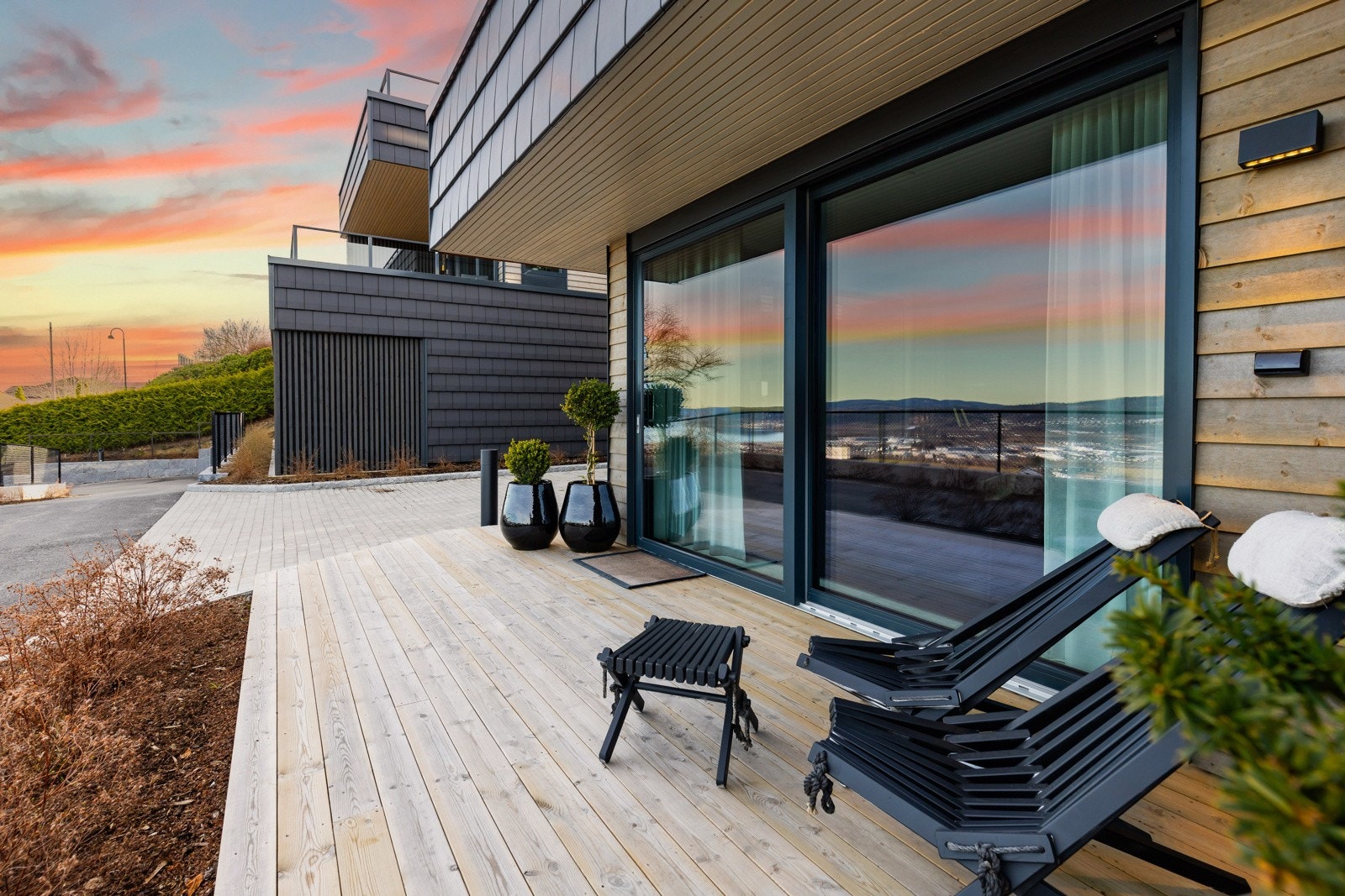 Her kan du nyte morgensolen og følge den videre utover dagen, mens du har en flott utsikt mot Lierdalen og Drammensfjorden. Galleribilde