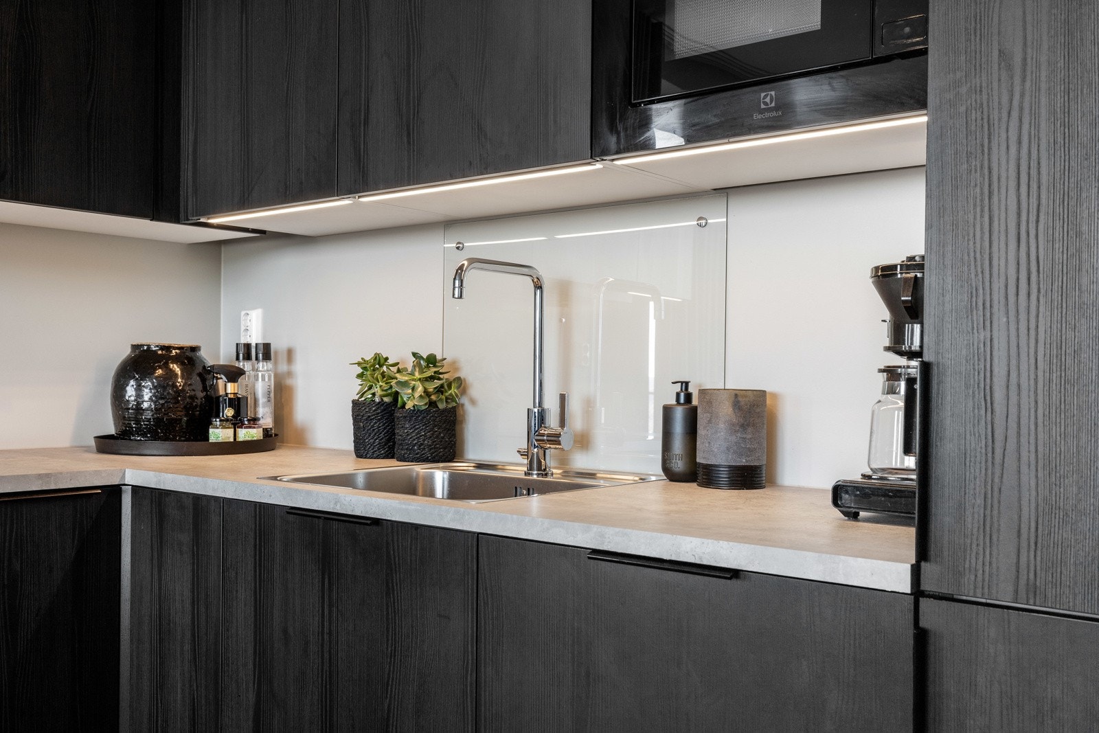 Videre kan kjøkkenet skilte med integrert mikrobølgeovn, stekeovn, oppvaskmaskin, kjøl/frys og ventilator. Galleribilde