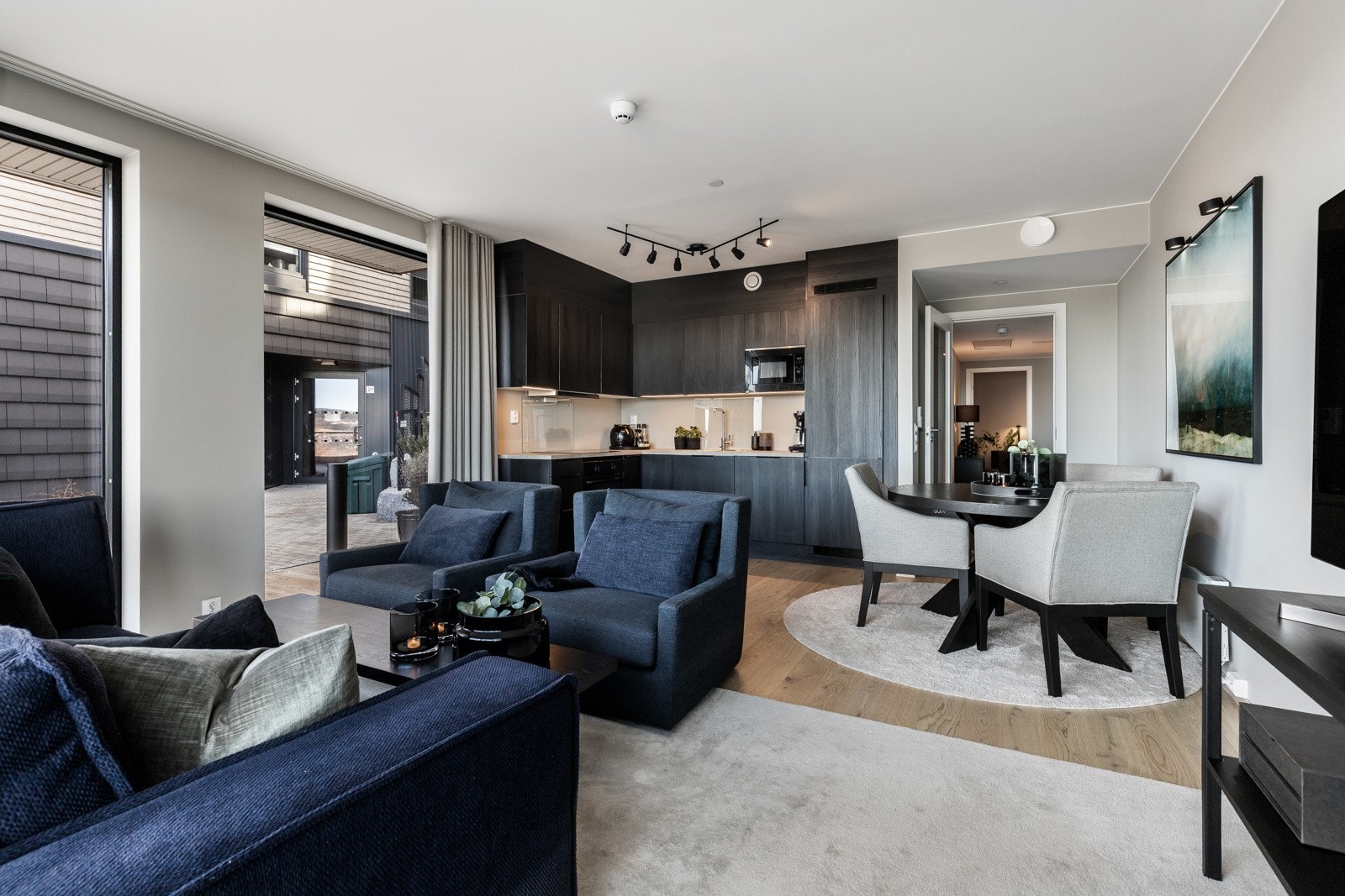 Kjøkkenet har moderne HTH-innredning med rene linjer, god skapplass og arbeidsflyt. Galleribilde