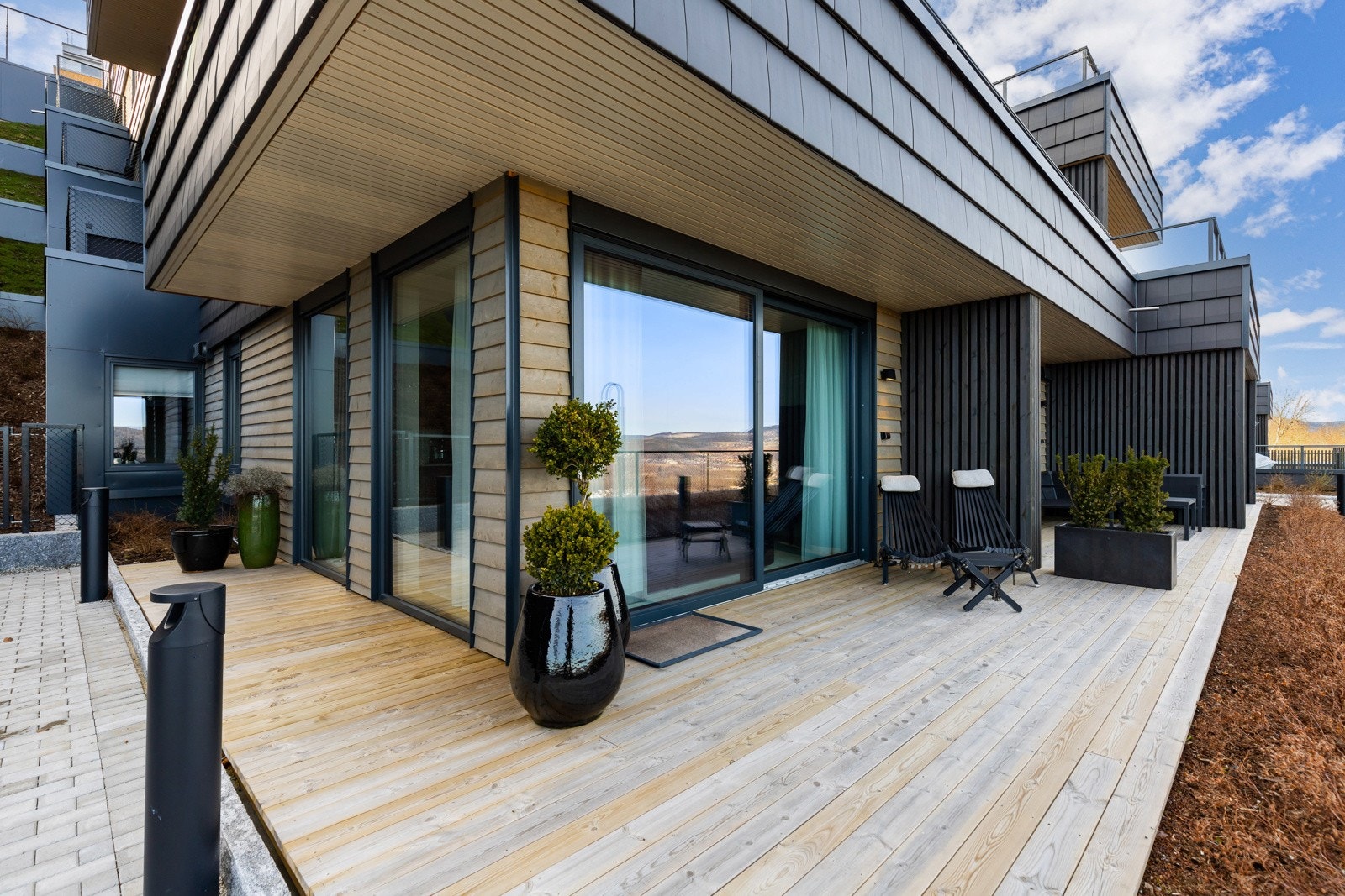 Leiligheten har en sør- og østvendt hjørneterrasse på ca. 16 kvm utenfor stuen. Galleribilde