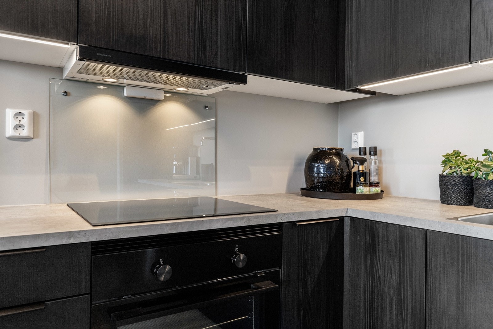 Det er montert en glassplate bak platetoppen. Galleribilde