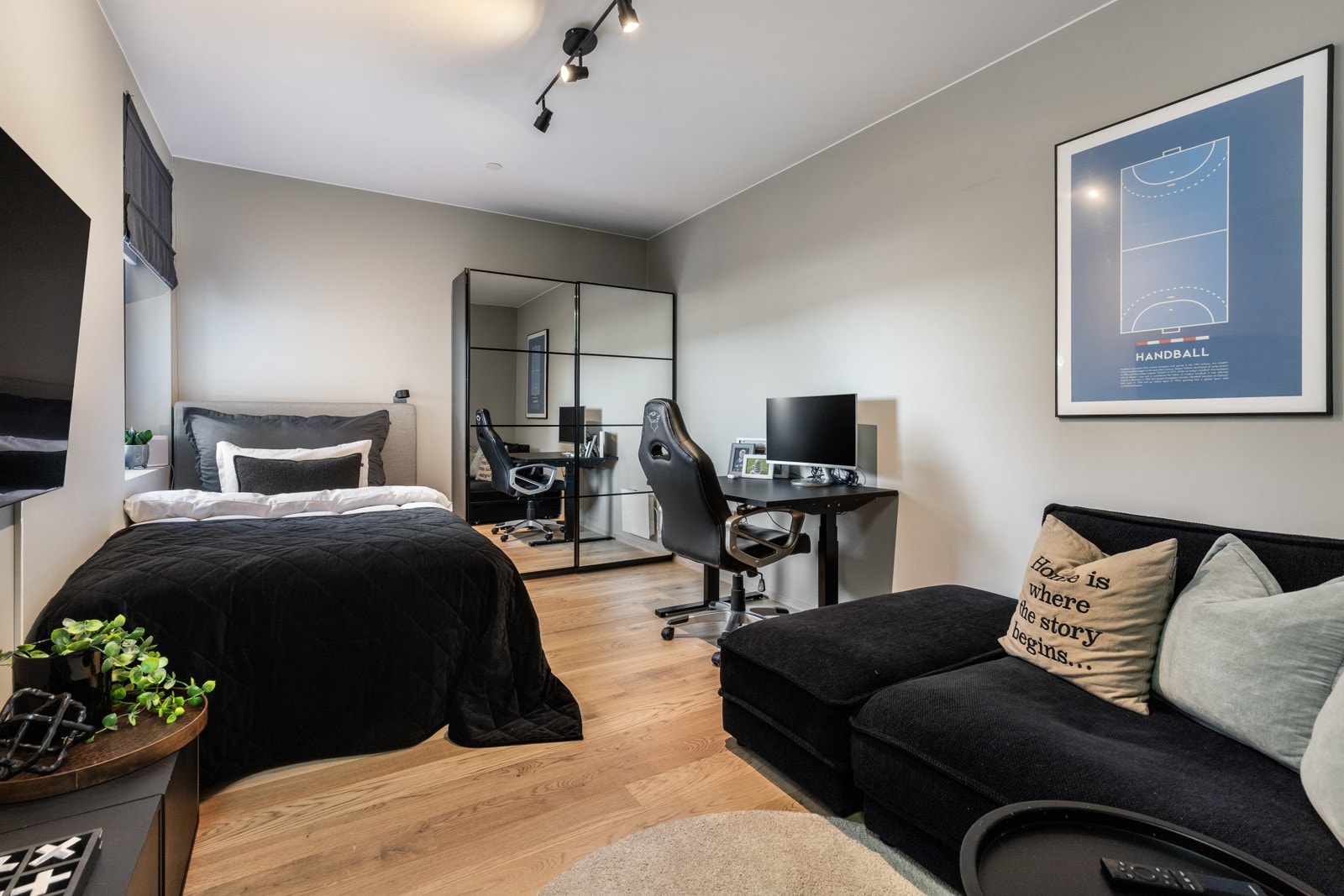 Alle rommene har enstavs parkettgulv og grå vegger. Galleribilde