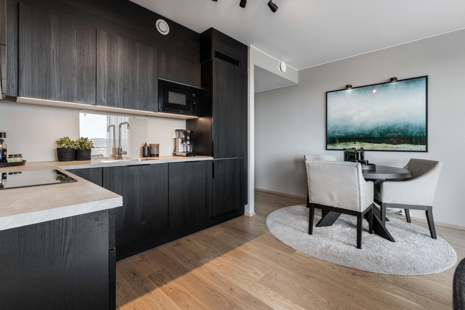 Utenfor kjøkkenet er det plass til spisebord. Galleribilde