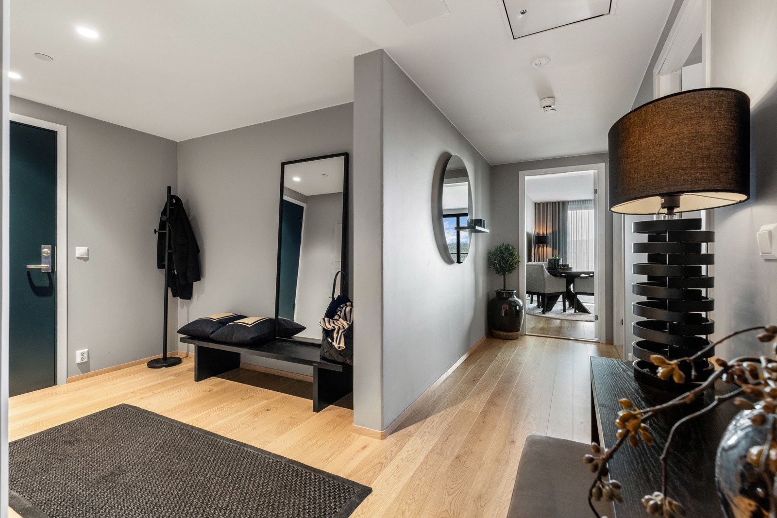 Entreen gir et godt førsteinntrykk med stilrene overflater og utforming som gjør det enkelt å innrede med ønskelig garderobemøblement. Galleribilde