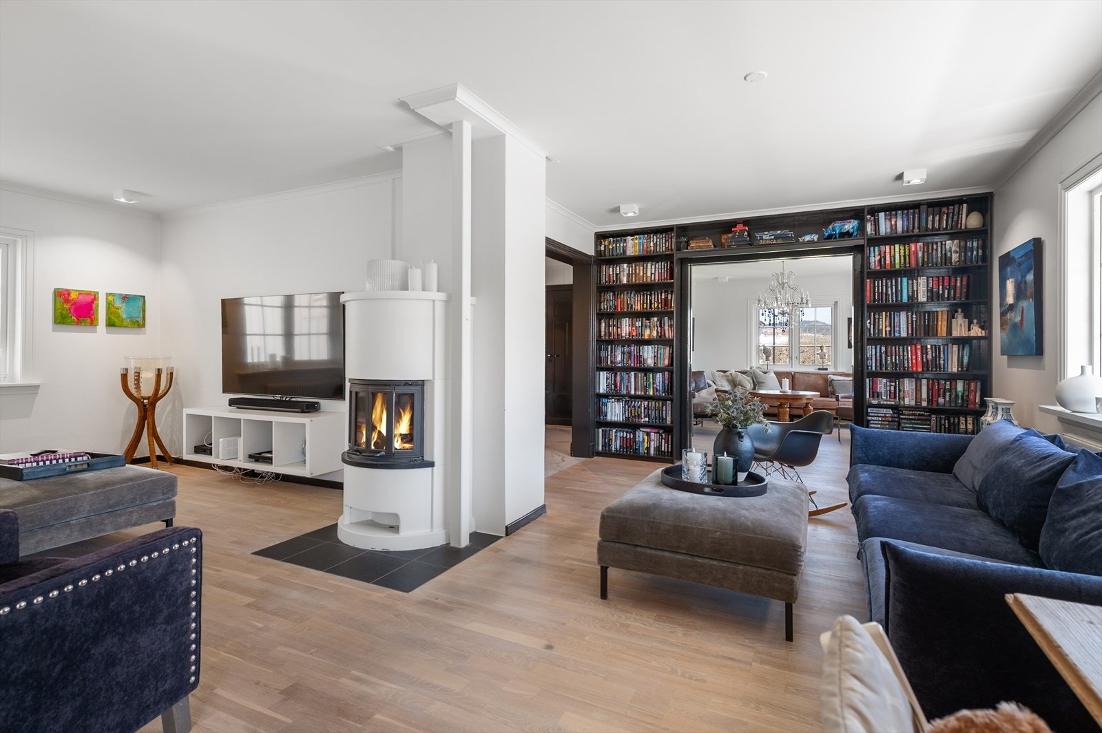 Plass til flere sittegrupper i stuen. Galleribilde