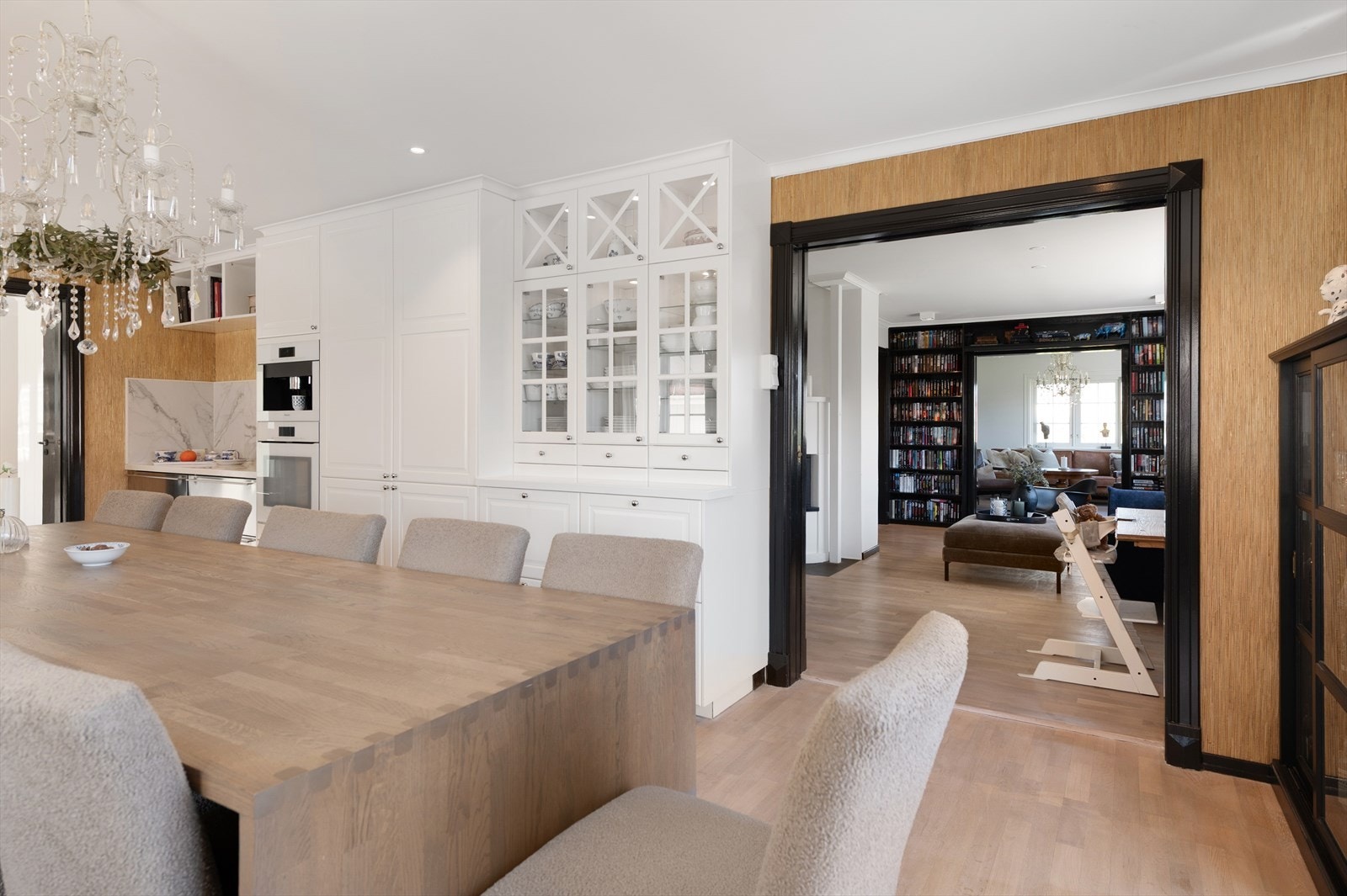 Åpen løsning mot stuen. Galleribilde