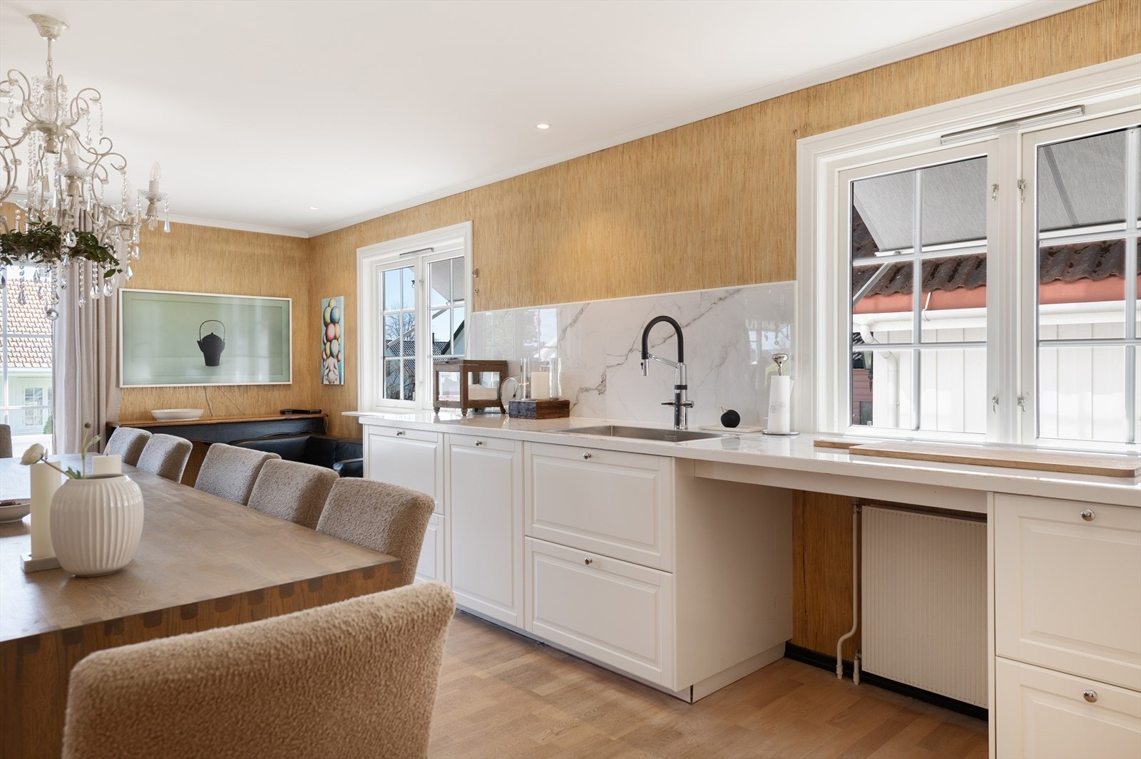 Lys innredning med profilerte fronter. Galleribilde