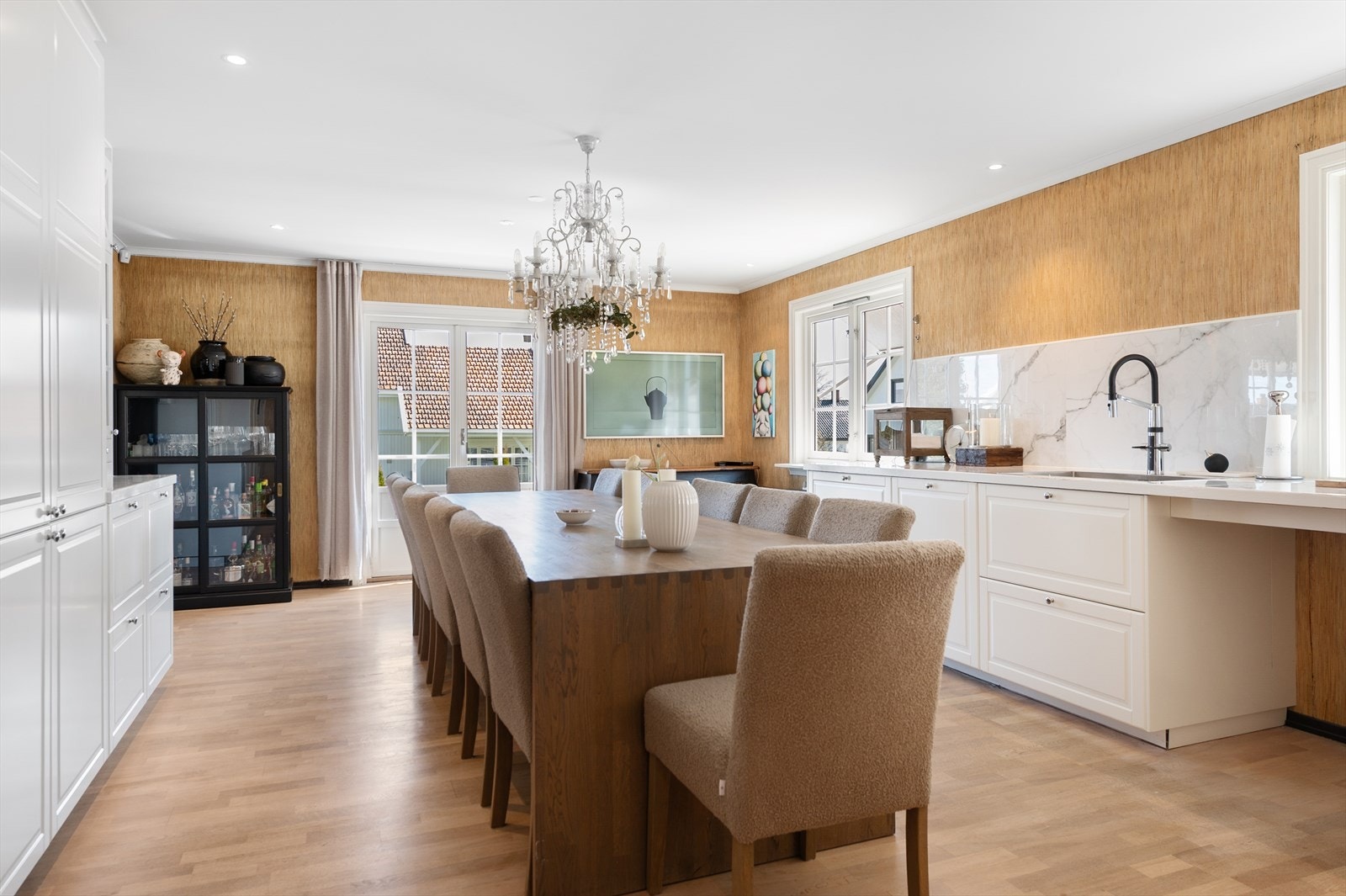 Plass til et langbord på kjøkkenet. Galleribilde