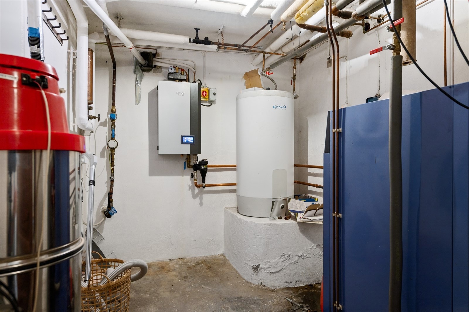 Teknisk rom i kjelleren. Galleribilde