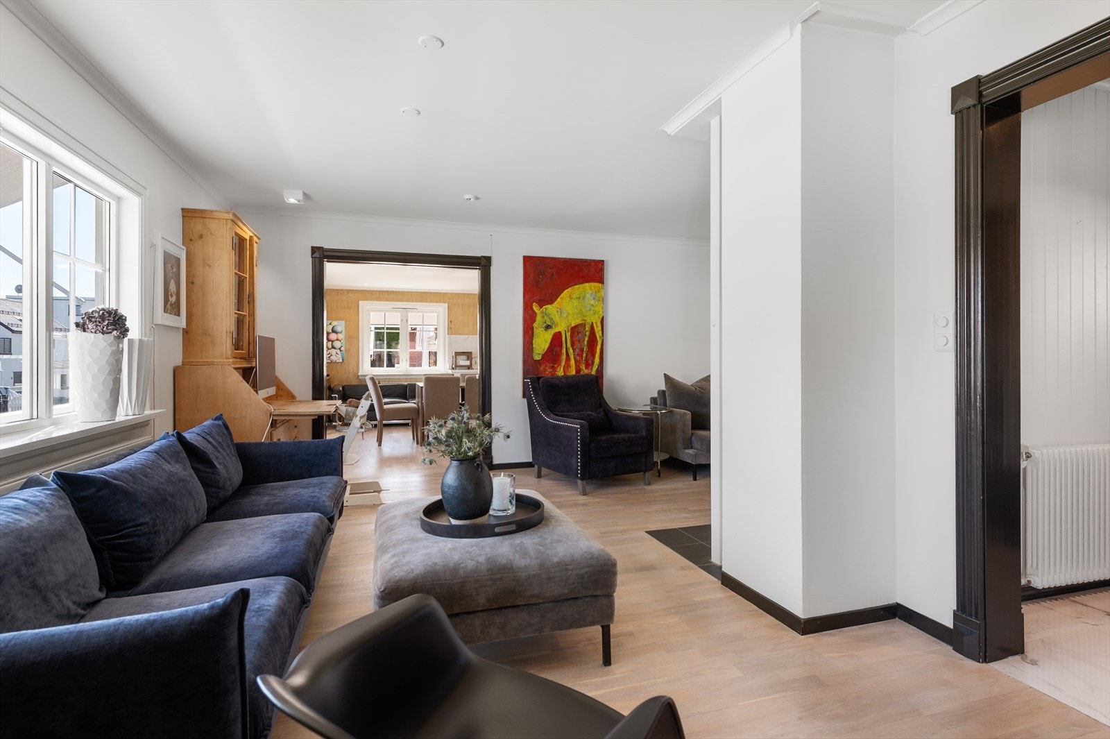 Lyse overflater i stuen. Galleribilde