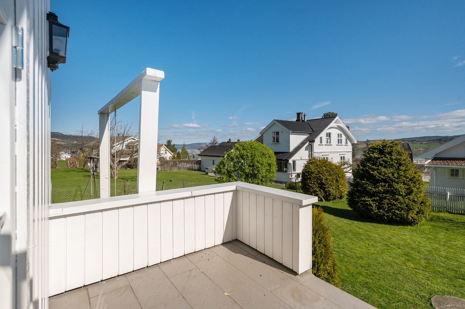 Mjøsutsikt fra terrassen. Galleribilde