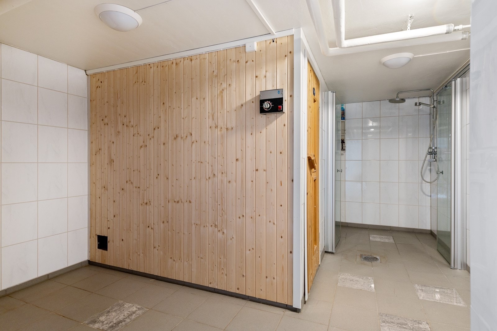 Badstue og dusj i kjelleren. Galleribilde